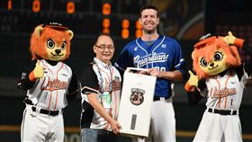 統一獅贈除溼機  認證羅力「除獅」功力中職富邦悍將隊洋投羅力（右）引退離台前，7日最後一次造訪台南棒球場，統一獅隊總經理蘇泰安（左）特別致贈一台除溼機，肯定羅力「除獅」功力。（統一獅提供）中央社記者黃巧雯傳真  111年9月7日