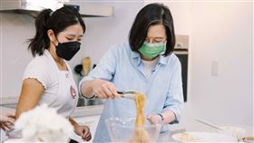 總統蔡英文與小廚神朱如茵（Liya）聯手下廚，重現Liya在「小小頂級廚師美國版第八季」中得到冠軍的經典料理——蜜汁烤鰻魚米粉。（圖／民進黨提供)