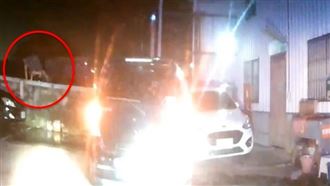 通緝犯偷車拒捕　桃警飛車追緝畫面曝