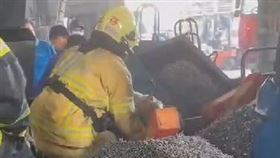 ▲高雄市驚傳300公斤螺絲桶掉落壓傷工人的意外。（圖／翻攝畫面）