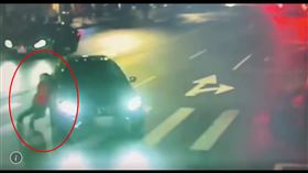 ▲劉姓外送員(紅圈處)緊抓車窗不放，就這樣被拖行好幾條街。（圖／翻攝畫面）