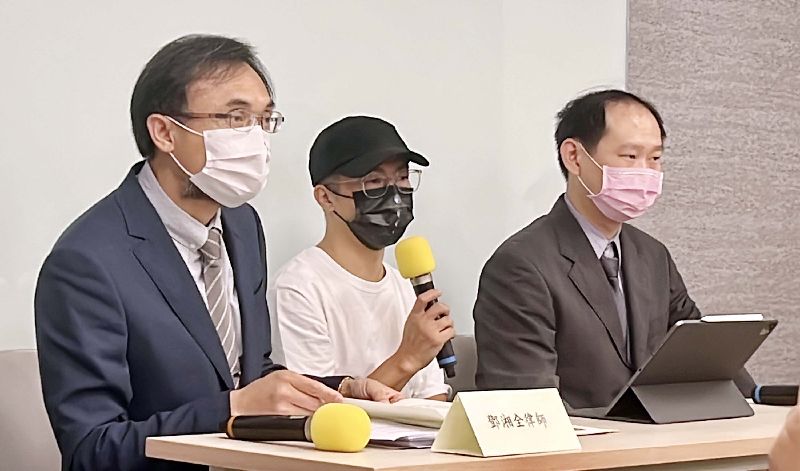 超馬好手林義傑（中）涉以企業化方式包攬訴訟業務，二審改判無罪。(圖／中央社）
