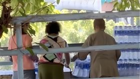 大媽河邊「放生礦泉水」