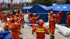 圖為消防員7日運送28頂救災帳篷至四川瀘定縣磨西鎮磨崗嶺村。（圖／中新社）
