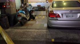 ▲林男昨日晚間在虎尾鎮光復路遭連續槍擊，他腳踝中彈，所幸急救後已無生命危險。（圖／翻攝畫面）
