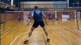 安賽龍1打2對小黃人。（圖／翻攝自安賽龍IG）