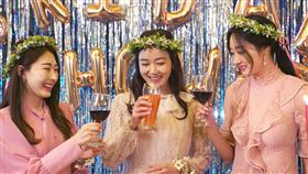 李昭娟(中)在《閨密的背叛》與兩位閨密一同舉辦單身派對卻慘遭謀害。（圖／中天娛樂台提供）