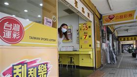 財政部5億預算紓困公益彩券業者（1）行政院會23日通過追加武漢肺炎特別預算新台幣1500億元，其中財政部編列新台幣5億元，辦理公益彩券經銷商營運紓困，將補助業者3個月，每個月1萬元。中央社記者鄭傑文攝　109年4月23日