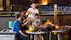 高雄英迪格Pier No.1高空露天酒吧星光藍燒BBQ。（圖／旅宿業者提供）