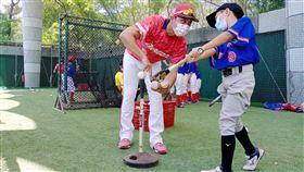 曾陶鎔指導小球員。（圖／味全龍提供）