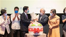 《他還年輕》吳志寧與女兒(右起)、吳音寧、莊芳華、吳晟、賴清德副總統、林靖傑導演、鄭麗君董事長、童子賢董事長、國發會主委龔明鑫-2。（圖／目宿媒體提供）