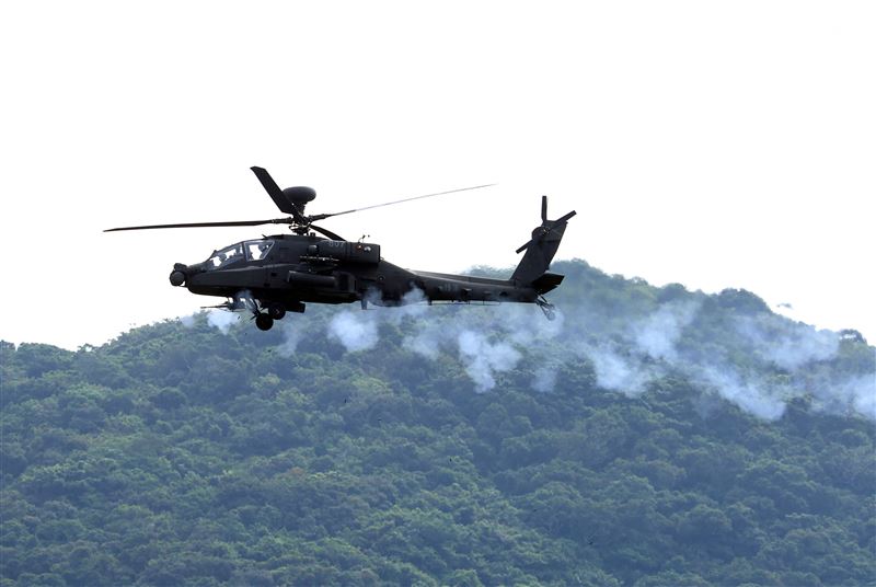 裝甲564旅三軍聯合作戰日攻測考，AH64E阿帕契直升機實施機砲、2.75吋火箭彈。（記者邱榮吉/攝影）