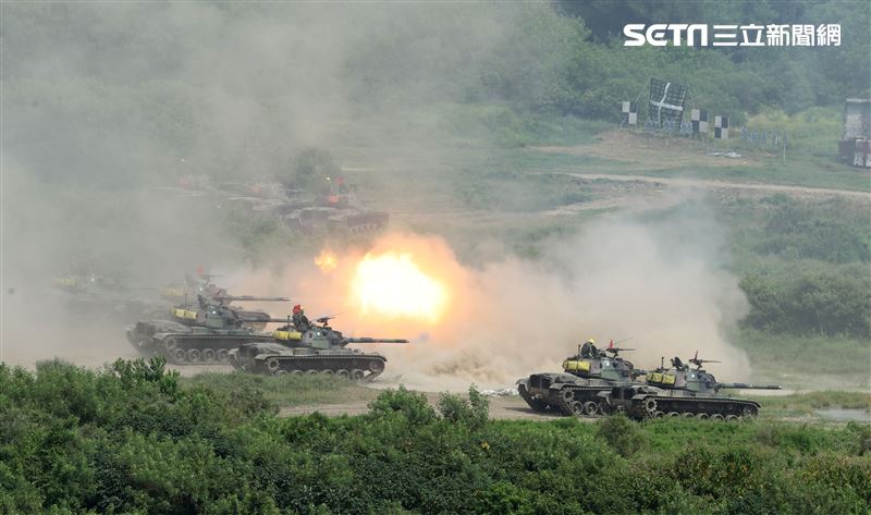 裝甲564旅三軍聯合作戰日攻測考，CM11戰車實施火砲射擊。（記者邱榮吉/攝影）