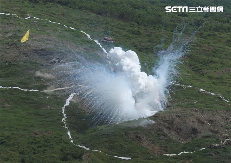 裝甲564旅三軍聯合作戰測施戰車砲，M109A2自走砲日間實彈射擊，發射黃燐彈。（記者邱榮吉/攝影）