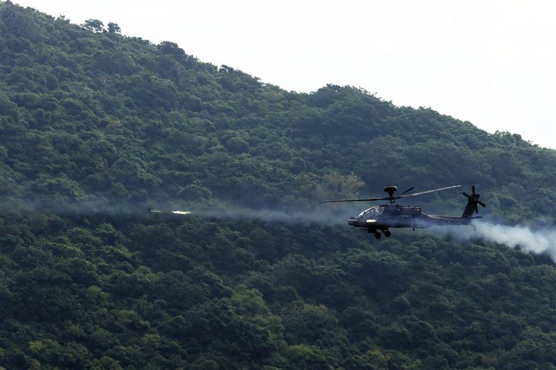 裝甲564旅三軍聯合作戰日攻測考，AH64E阿帕契直升機實施機砲、2.75吋火箭彈。（記者邱榮吉/攝影）