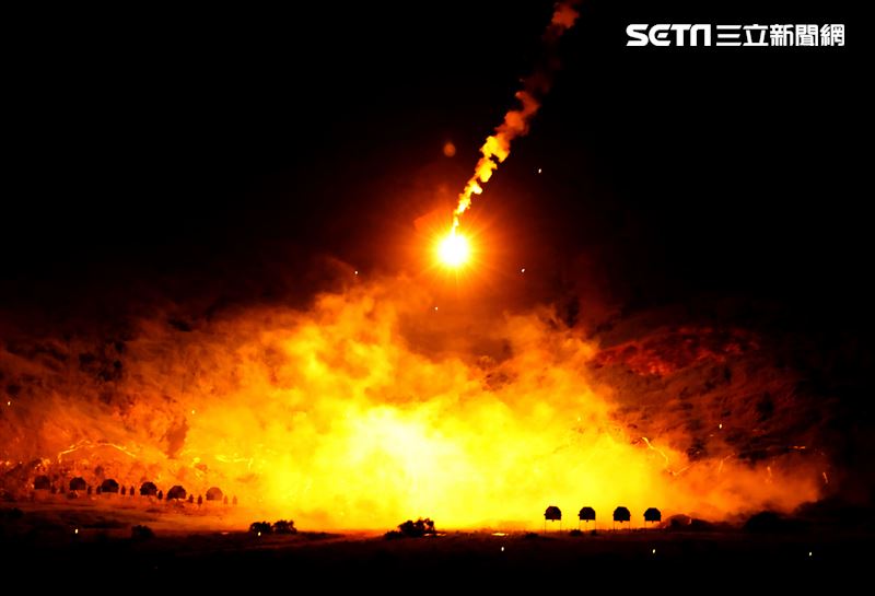 裝甲564旅三軍聯合作戰測考實施夜間實彈射擊，120迫砲打照明彈。（記者邱榮吉/攝影）