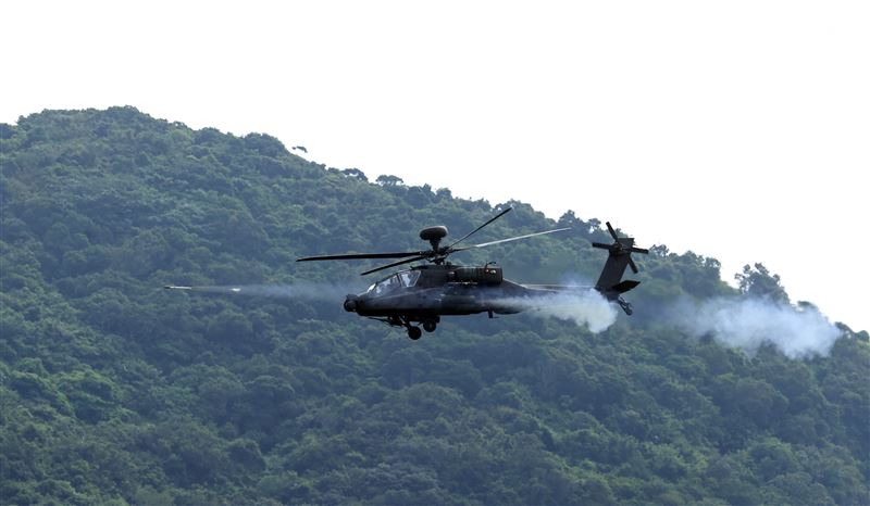 裝甲564旅三軍聯合作戰日攻測考，AH64E阿帕契直升機實施機砲、2.75吋火箭彈。（記者邱榮吉/攝影）