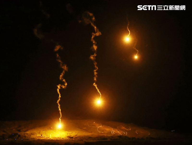 裝甲564旅三軍聯合作戰測考實施夜間實彈射擊，120迫砲打照明彈。（記者邱榮吉/攝影）