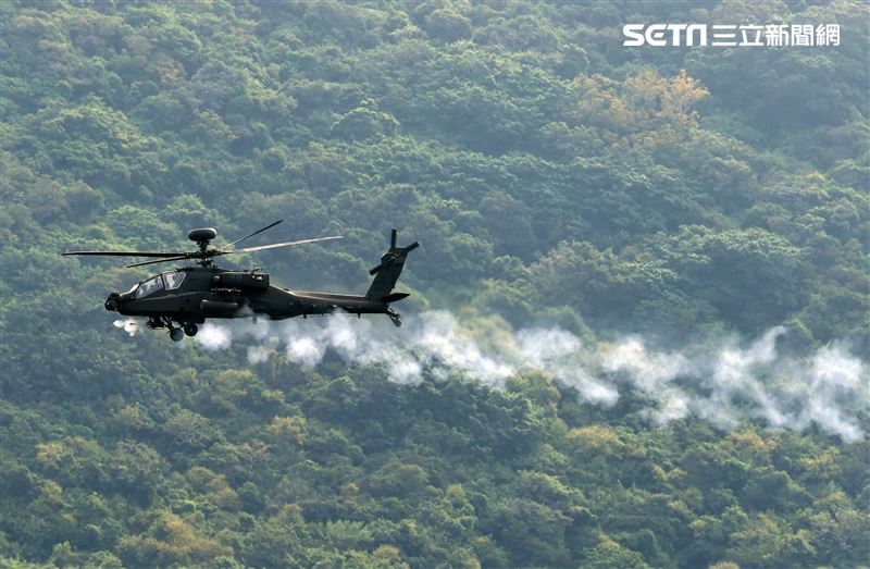 裝甲564旅三軍聯合作戰日攻測考，AH64E阿帕契直升機實施機砲、2.75吋火箭彈。（記者邱榮吉/攝影）