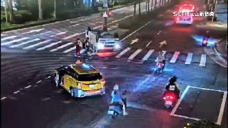 小黃閃避不及　救護車遭撞四輪朝天