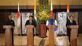 第2屆日印2加2會談今天在東京舉行，由日本外務大臣林芳正（左二）、日本防衛大臣濱田靖一（右一）、印度外交部長蘇杰生（左一）、印度國防部長辛赫（右二）出席。（圖／翻攝自Dr. S. Jaishankar推特）