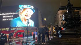 英國女王辭世 倫敦市中心地標大螢幕致哀英國女王伊麗莎白二世8日辭世，享耆壽96歲。倫敦市中心著名地標比卡迪里廣場大螢幕打出巨幅緬懷圖文。中央社記者陳韻聿倫敦攝 111年9月9日