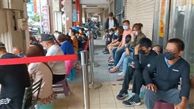 彰化不二坊蛋黃酥現場排隊首賣，排隊超過300人。（圖／翻攝畫面）