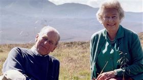 英國女王與菲立普親王合影（圖／翻攝自@RoyalFamily推特）