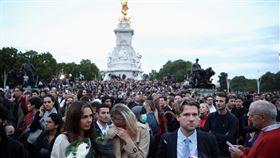 英女王逝世　群眾落淚獻花、鼓掌高唱國歌（圖／路透社／達志影像）