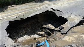 苗栗頭份自來水管爆管大淹水。（圖／翻攝曾玟學臉書）