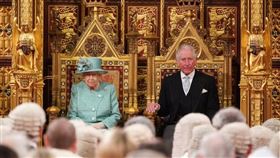 圖為英國女王伊麗莎白二世（左）2019年12月在查爾斯（右）陪同下出席國會開議大典。（圖／翻攝自facebook.com/TheBritishMonarchy）
