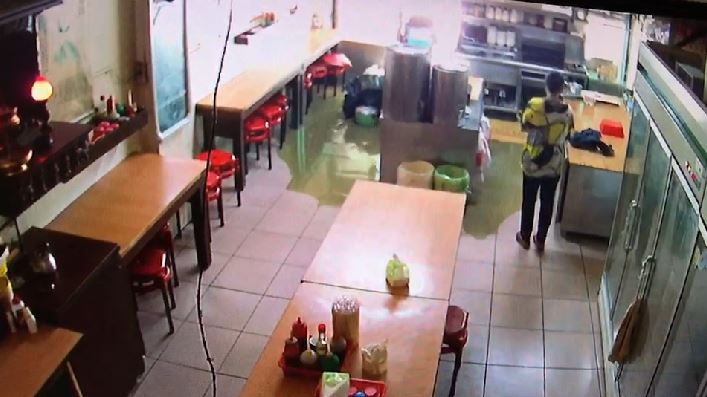 慘狀曝光！苗自來水爆管　泥水淹店家