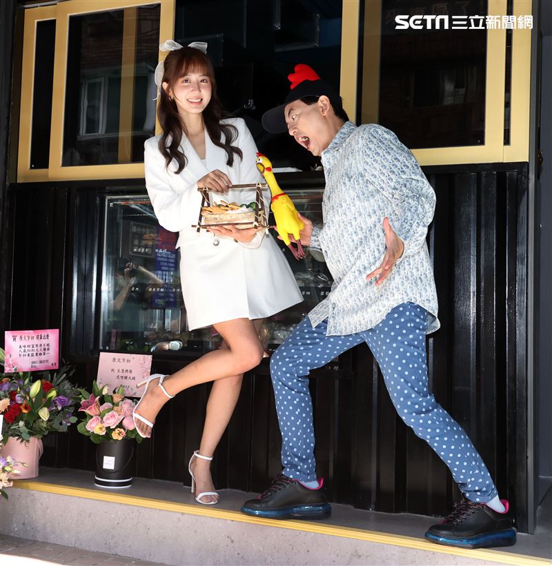 洪詩開店黃子佼站台。（記者邱榮吉/攝影）