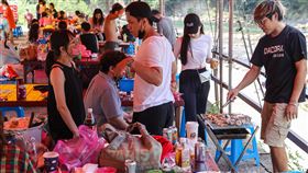 中秋連假首日　民眾齊聚烤肉（1）中秋連假開跑，許多民眾9日中午到新北市新店區一處露營山莊開爐烤肉，享受假期。中央社記者鄭清元攝  111年9月9日