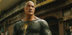 《黑亞當》巨石強森。（圖／華納兄弟提供）