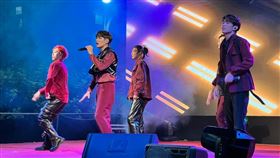 「原子少年火星」一連帶來多首動聽歌曲，聽得台下粉絲如癡如醉。（圖／翻攝自社頭鄉公所臉書）