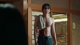 《魔法翻新》吉野北人露出上半身肌肉。（圖／翻攝自MyVideo）