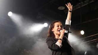 獨／金曲歌后變服務生　負責點餐點歌