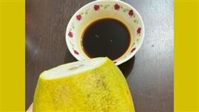 原PO分享吃柚子沾醬油的特殊吃法，吸引大批網友討論。（圖／翻攝自爆廢公社二館）