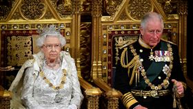 女王伊麗莎白二世逐步將事務交接給兒子查爾斯王儲。（圖／翻攝自The Royal Family臉書）