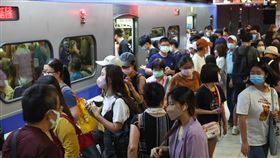 中秋連假首日  台鐵疏運情形（1）台鐵彰化路段平交道號誌8日發生故障仍在搶修，預估9日中午12時修復；圖為中秋連假第一天，民眾在台北車站搭乘台鐵列車。中央社記者吳家昇攝  111年9月9日