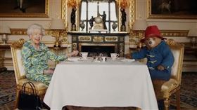 英國女王「登基70周年宣傳影片」,柏靈頓熊。（圖／翻攝自The Royal Family YouTube）
