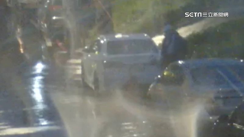 獨／車位「被停走」　駕駛潑漆破壞