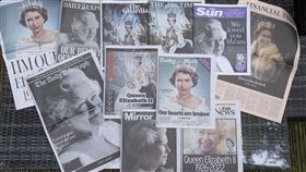 女王辭世 英國各報歷史性頭版哀悼致敬▲。（圖／美聯社／達志影像）