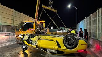 保時捷交車不到一天…他酒駕翻車全毀