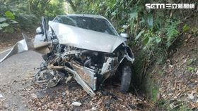 苗栗公館車禍，老婦載姊妹花下山自撞山壁，1死2傷。（圖／民眾提供）