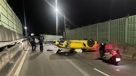 北市程男酒後駕駛黃色保時捷自撞百齡橋護欄，自行脫困後棄車逃離現場。（圖／翻攝畫面）