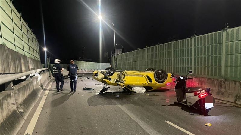 保時捷撞護欄翻車　駕駛逃逸畫面曝光