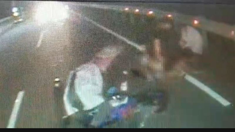 他騎車自撞…「護欄變利刃」斷喉慘死