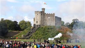 ▲伊麗莎白女王二世逝世，英國皇家禮炮以96響悼念(圖／路透社／達志影像)